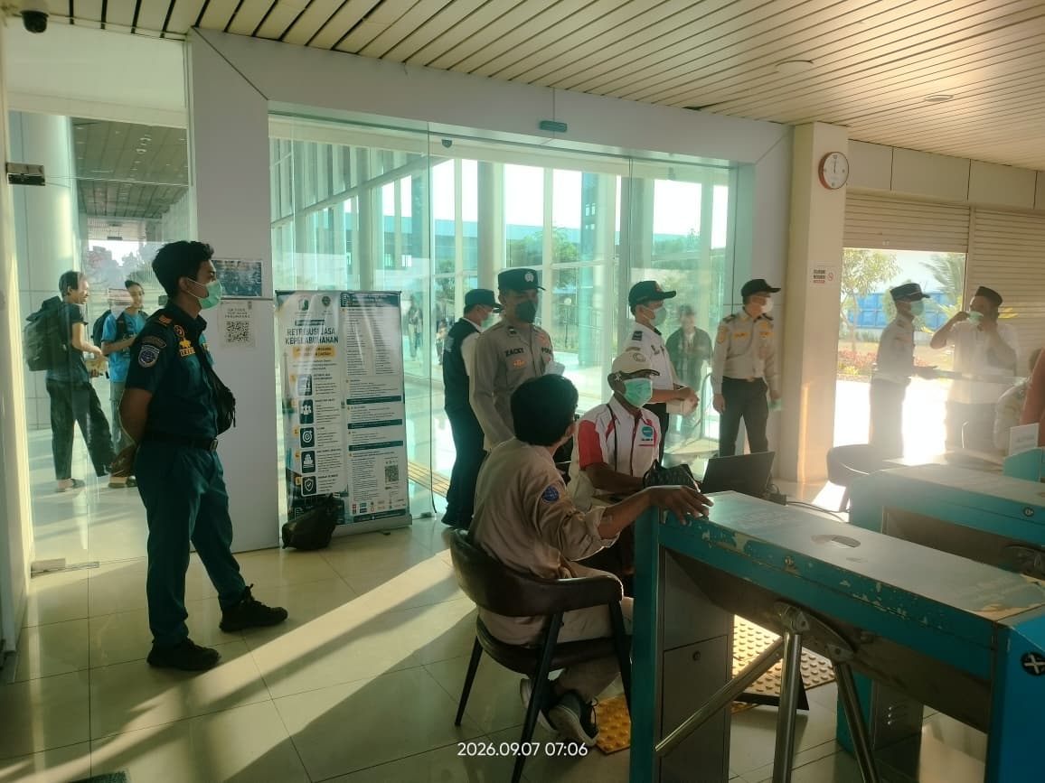 WASPADA ANTISIPASI ABU VULKANIK, PETUGAS KSOP KELAS IV MUARA ANGKE BAGIKAN MASKER KEPADA PENUMPANG DAN PETUGAS DI LAPANGAN